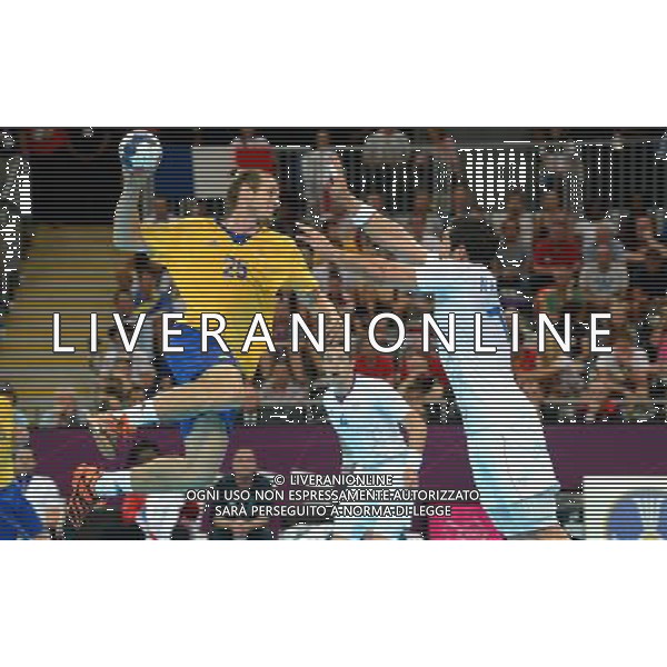 (120812) -- LONDON, Aug. 12, 2012 () -- Nikola Karabatic (R) of France blocks the attack of Kim Ekdahl du Rietz of Sweden during the gold medal match of men\'s handball at London 2012 Olympic Games, London, Britain, Aug. 12, 2012. France won the match and claimed the gold medal of the event. (/Wang Qingqin) ©photoshot/Agenzia Aldo Liverani Sas - ITALY ONLY - GIOCHI OLIMPICI, OLIMPIADI LONDRA 2012
