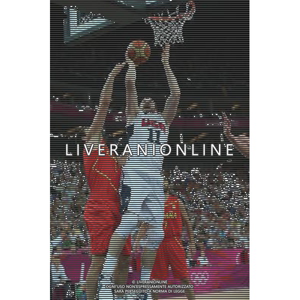 (120812) -- LONDON, Aug. 12, 2012 () -- Kevin Love (white) of USA lays up a shot in men\'s basketball gold medal match between USA and Spain, at London 2012 Olympic Games in London, Britain, August 12, 2012. (/Meng Yongmin) (zgp) ©photoshot/Agenzia Aldo Liverani Sas - ITALY ONLY - GIOCHI OLIMPICI, OLIMPIADI LONDRA 2012
