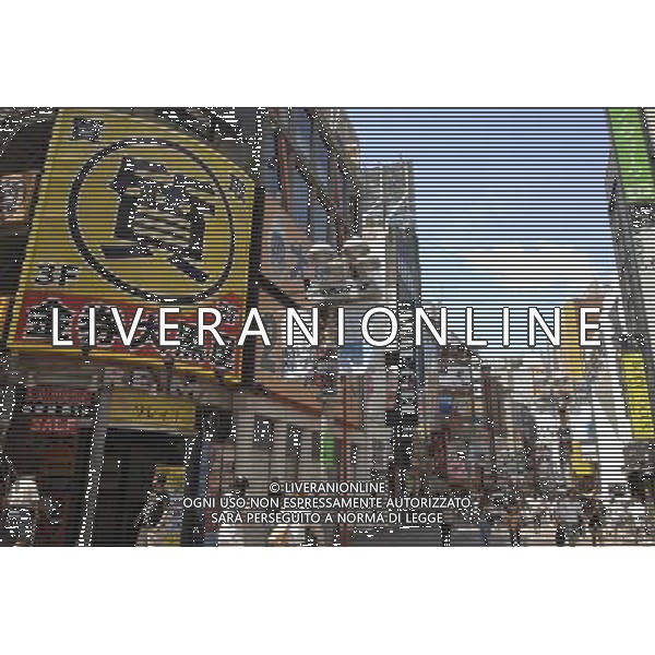 (120813) -- TOKYO, Aug. 13, 2012 () -- Pedestrians walk on a street in Tokyo, Japan, Aug. 13, 2012. Japan\'s economy grew an annualized real 1.4 percent in the April-June quarter, according to the government data released on Monday. The growth, measured by gross domestic product, is a 0.3 percent rise from the January-March quarter, said the report released by the Cabinet Office. (/Kenichiro Seki) (zw) /ALDO LIVERANI SAS-ITALY ONLY - EDITORIAL USE ONLY