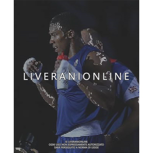 (120812) -- LONDON, Aug. 12, 2012 () -- Anthony Joshua of Britain (in blue) celebrates after defeating Roberto Cammarelle of Italy in men\'s boxing super heavy (+91kg) gold medal contest, at London 2012 Olympic Games in London, Britain, on August 12, 2012. Anthony Joshua of Britain won gold medal. (/Wang Shen) (nxl) ITALY ONLY - GIOCHI OLIMPICI, OLIMPIADI LONDRA 2012