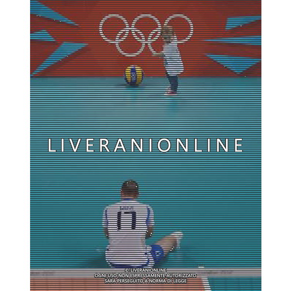 (120812) -- LONDON, Aug. 12, 2012 () -- Andrea Giovi of Italy plays with his son after Italy defeated Bulgaria in men\'s volleyball bronze medal match, at London 2012 Olympic Games in London, Britain, on August 12, 2012. Italy won 3-1. (/Wang Lili) (nxl) ITALY ONLY - GIOCHI OLIMPICI, OLIMPIADI LONDRA 2012