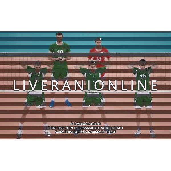 (120812) -- LONDON, Aug. 12, 2012 () -- Bulgarian players protect their heads during men\'s volleyball bronze medal match between Bulgaria and Italy, at London 2012 Olympic Games in London, Britain, on August 12, 2012. Italy won 3-1. (/Tao Xiyi) (nxl) ITALY ONLY - GIOCHI OLIMPICI, OLIMPIADI LONDRA 2012