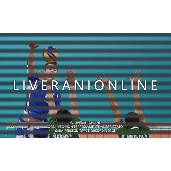 (120812) -- LONDON, Aug. 12, 2012 () -- Players compete in men\'s volleyball bronze medal match between Italy and Bulgaria, at London 2012 Olympic Games in London, Britain, on August 12, 2012. Italy won 3-1. (/Tao Xiyi) (nxl) ITALY ONLY - GIOCHI OLIMPICI, OLIMPIADI LONDRA 2012