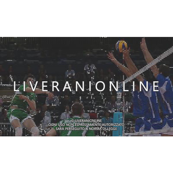 (120812) -- LONDON, Aug. 12, 2012 () -- Players compete in men\'s volleyball bronze medal match between Italy and Bulgaria, at London 2012 Olympic Games in London, Britain, on August 12, 2012. Italy won 3-1. (/Wang Lili) (nxl) ITALY ONLY - GIOCHI OLIMPICI, OLIMPIADI LONDRA 2012