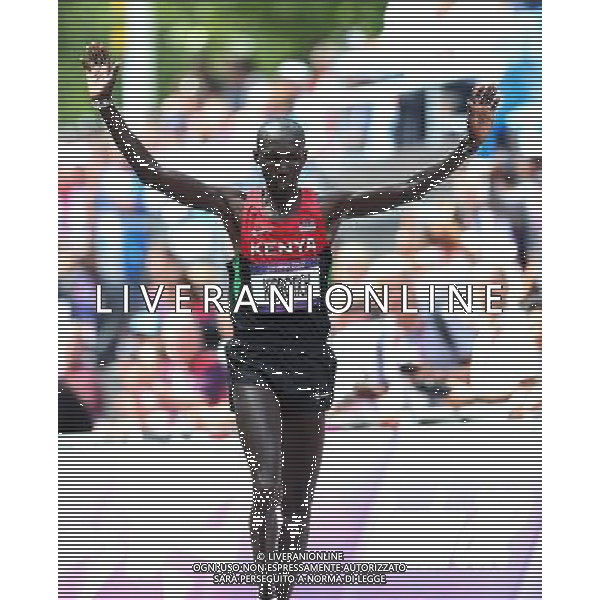 (120812) -- LONDON, Aug. 12, 2012 () -- Wilson Kipsang Kiprotich of Kenya celebrates after men\'s marathon competition, at London 2012 Olympic Games in London, Britain, on August 12, 2012. Wilson Kipsang Kiprotich of Kenya won bronze medal. (/Liao Yujie) (nxl) ©PHOTOSHOT/AGENZIA ALDO LIVERANI SAS - ITALY ONLY - GIOCHI OLIMPICI, OLIMPIADI LONDRA 2012