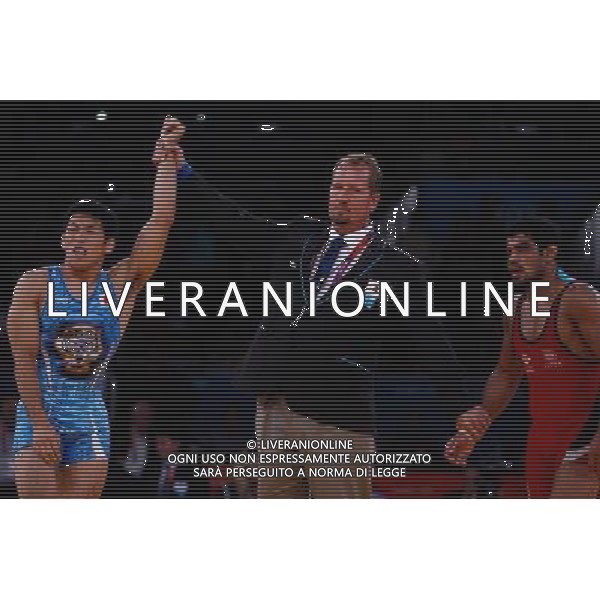 (120812) -- LONDON, Aug. 12, 2012 () -- Tatsuhiro Yonemitsu of Japan (in blue) celebrates after defeating Sushil Kumar of India in men\'s wrestling freestyle 66kg gold medal match, at London 2012 Olympic Games in London, Britain, on August 12, 2012. (/Jin Liwang) (nxl) ©PHOTOSHOT/AGENZIA ALDO LIVERANI SAS - ITALY ONLY - GIOCHI OLIMPICI, OLIMPIADI LONDRA 2012