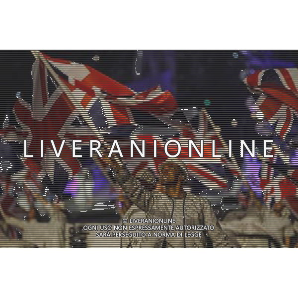 (120812) -- LONDON, Aug. 12, 2012 () -- Photo taken on August 12, 2012 shows the performers wave the British flags during the closing ceremony of the London 2012 Olympic Games at the Olympic Stadium in London, Britain. (/Jin Liwang) (lm) ©PHOTOSHOT/AGENZIA ALDO LIVERANI SAS - ITALY ONLY - CERIMONIA DI CHIUSURA DEI GIOCHI OLIMPICI, OLIMPIADI LONDRA 2012