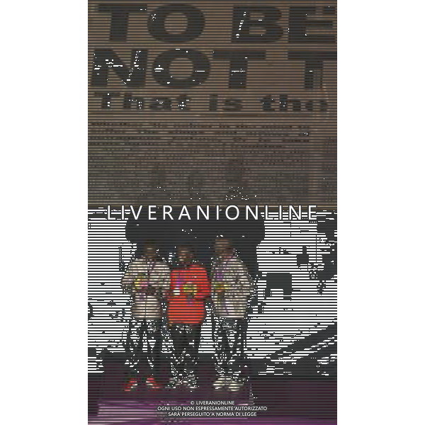 (120812) -- LONDON, Aug. 12, 2012 () -- Gold medalist Stephen Kiprotich (C) of Uganda, silver medalist Abel Kirui (L) of Kenya, and bronze medalist Wilson Kipsang Kiprotich of Kenya pose at the awarding ceremony of men\'s marathon event at the Closing Ceremony of the London 2012 Olympic Games at the Olympic Stadium in London, Britain, August 12, 2012. (/Wang Qingqin) (zgp) ©PHOTOSHOT/AGENZIA ALDO LIVERANI SAS - ITALY ONLY - CERIMONIA DI CHIUSURA DEI GIOCHI OLIMPICI, OLIMPIADI LONDRA 2012