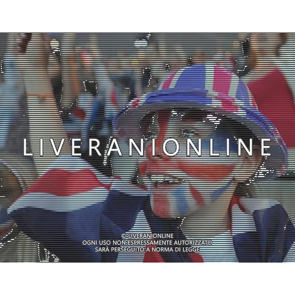 (120812) -- LONDON, Aug. 12, 2012 () -- Photo taken on August 12, 2012 shows a child cheers during the closing ceremony of the London 2012 Olympic Games at the Olympic Stadium in London, Britain. (/Yang Zongyou) (lm) ©PHOTOSHOT/AGENZIA ALDO LIVERANI SAS - ITALY ONLY - CERIMONIA DI CHIUSURA DEI GIOCHI OLIMPICI, OLIMPIADI LONDRA 2012