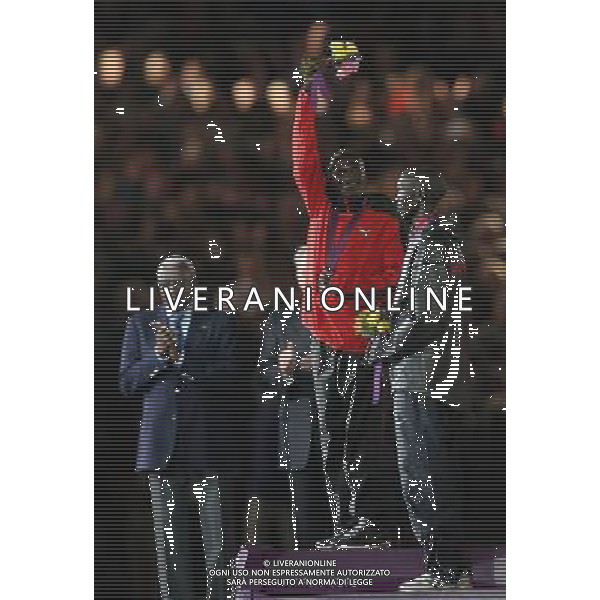 (120812) -- LONDON, Aug. 12, 2012 () -- Gold medalist of men\'s marathon event Stephen Kiprotich (red) of Uganda waves to spectators at the awarding ceremony at the Closing Ceremony of the London 2012 Olympic Games at the Olympic Stadium in London, Britain, Aug. 12, 2012. (/Wang Qingqin) (zgp) ©PHOTOSHOT/AGENZIA ALDO LIVERANI SAS - ITALY ONLY - CERIMONIA DI CHIUSURA DEI GIOCHI OLIMPICI, OLIMPIADI LONDRA 2012