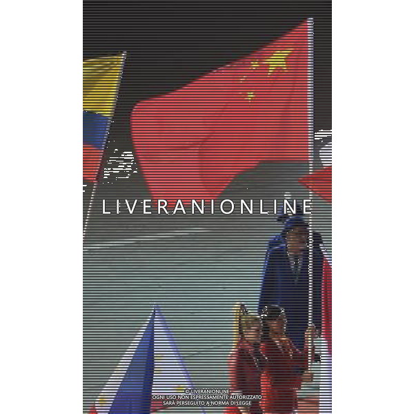 (120812) -- LONDON, Aug. 12, 2012 () -- Xu Lijia (bottom, R), gold medalist of Laser Radial sailing event, holds China\'s national flag at the Closing Ceremony of the London 2012 Olympic Games at the Olympic Stadium in London, Britain, August 12, 2012. (/Wang Qingqin) (zgp) ©PHOTOSHOT/AGENZIA ALDO LIVERANI SAS - ITALY ONLY - CERIMONIA DI CHIUSURA DEI GIOCHI OLIMPICI, OLIMPIADI LONDRA 2012