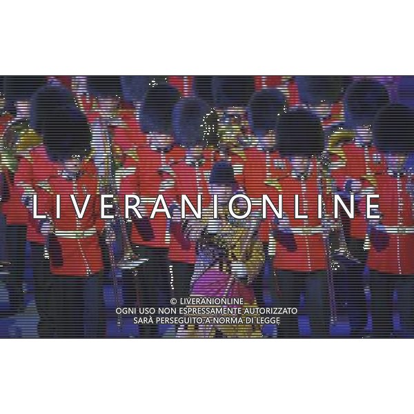 (120812) -- LONDON, Aug. 12, 2012 () -- Photo taken on August 12, 2012 shows the performance during the closing ceremony of the London 2012 Olympic Games at the Olympic Stadium in London, Britain. (/Cheng Min) (lm) ©PHOTOSHOT/AGENZIA ALDO LIVERANI SAS - ITALY ONLY - CERIMONIA DI CHIUSURA DEI GIOCHI OLIMPICI, OLIMPIADI LONDRA 2012