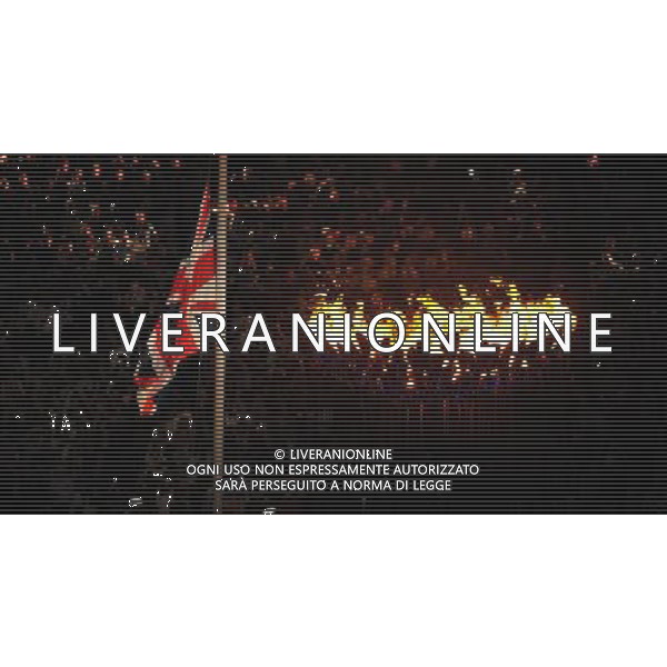 (120812) -- LONDON, Aug. 12, 2012 () -- Photo taken on August 12, 2012 shows the national flag of Britain and the Olympic flame at the Closing Ceremony of the London 2012 Olympic Games at the Olympic Stadium in London, Britain. (/Wang Qingqin) (zgp) ©PHOTOSHOT/AGENZIA ALDO LIVERANI SAS - ITALY ONLY - CERIMONIA DI CHIUSURA DEI GIOCHI OLIMPICI, OLIMPIADI LONDRA 2012