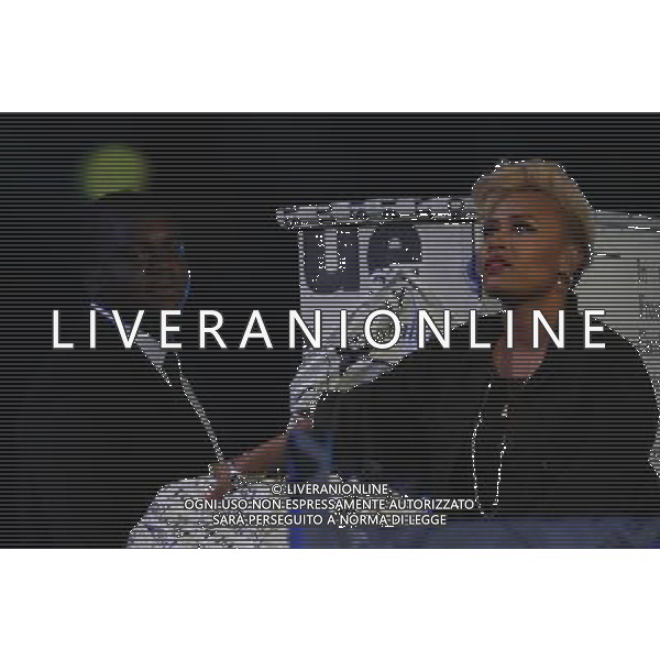 (120812) -- LONDON, Aug. 12, 2012 () -- Photo taken on August 12, 2012 shows Emeli Sande singing at the Closing Ceremony of the London 2012 Olympic Games at the Olympic Stadium in London, Britain. (/Shen Bohan) (zgp) ©PHOTOSHOT/AGENZIA ALDO LIVERANI SAS - ITALY ONLY - CERIMONIA DI CHIUSURA DEI GIOCHI OLIMPICI, OLIMPIADI LONDRA 2012