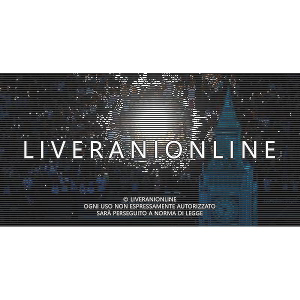 (120812) -- LONDON, Aug. 12, 2012 () -- Spectators wait to watch performance at the Closing Ceremony of the London 2012 Olympic Games at the Olympic Stadium in London, Britain, August 12, 2012. (/Wang Qingqin) (zgp) ©PHOTOSHOT/AGENZIA ALDO LIVERANI SAS - ITALY ONLY - CERIMONIA DI CHIUSURA DEI GIOCHI OLIMPICI, OLIMPIADI LONDRA 2012