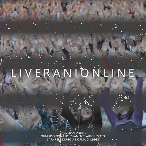 (120812) -- LONDON, Aug. 12, 2012 () -- The spectators interact with performers during the pre-show of the Closing Ceremony of the London 2012 Olympic Games at the Olympic Stadium in London, Britain, August 12, 2012. (/Ren Zhenglai) ©PHOTOSHOT/AGENZIA ALDO LIVERANI SAS - ITALY ONLY - CERIMONIA DI CHIUSURA DEI GIOCHI OLIMPICI, OLIMPIADI LONDRA 2012