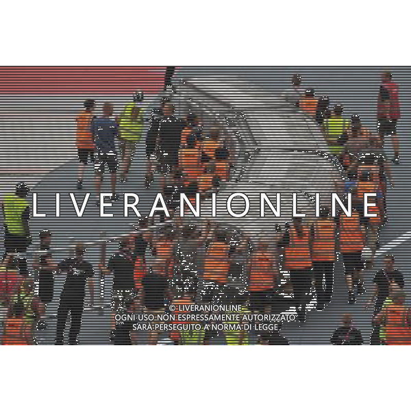 (120812) -- LONDON, Aug. 12, 2012 () -- Staff members make last-minute preparation for the Closing Ceremony of the London 2012 Olympic Games at the Olympic Stadium in London, Britain, August 12, 2012. (/Wang Qingqin) (zgp) ©PHOTOSHOT/AGENZIA ALDO LIVERANI SAS - ITALY ONLY - CERIMONIA DI CHIUSURA DEI GIOCHI OLIMPICI, OLIMPIADI LONDRA 2012