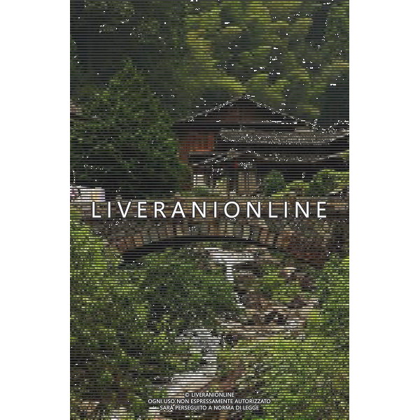 (120813) -- WENZHOU, Aug. 13, 2012 () -- Photo taken on Aug. 11, 2012 shows the Yong\'an Bridge in Linkeng Village of Yongjia County in Wenzhou, east China\'s Zhejiang Province. (/Zheng Yue) (mp) ©photoshot/AGENZIA ALDO LIVERANI SAS - ITALY ONLY - Veduta panoramica del vecchio Villaggio Linkeng di Yongjia County a Wenzhou, Cina orientale della provincia di Zhejiang. 13/08/2012