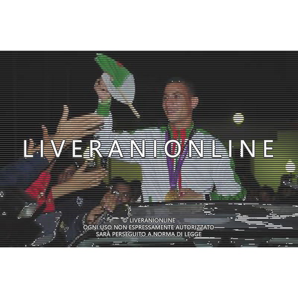 (120814) -- ALGERIA , Aug. 14, 2012 () -- The Algerian Olympic champion Toufik Mekhloufi (R) is welcomed by Algerians after his arrival at the international airport Houari Boumediene in Algiers, Algeria, on August 13, 2012. The Algerian middle-distance runner won the 1500m golden medal in London Olympics on August 7, the sole gold medal for the North African nation. (/Mohamed Kadri) ©photoshot/Agenzia Aldo Liverani Sas - ITALY ONLY - Il campione olimpico algerino Toufik Mekhloufi mezzofondista medaglia d\'oro 1500m alle Olimpiadi al suo arrivo all\'aeroporto internazionale Houari Boumediene di Algeri, in Algeria 13 agosto 2012.