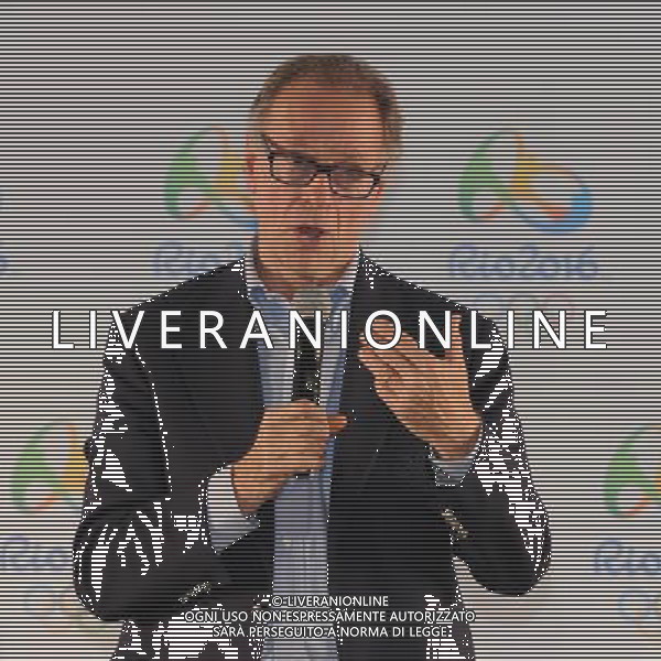 (120814) -- RIO DE JANEIRO, Aug. 14, 2012 () -- President of the Brazilian Olympic Committee Carlos Arthur Nuzman is seen during a news conference held at the Tom Jobim International Airport in Rio de Janeiro, Brazil, Aug. 13, 2012. The Olympic Flag arrived in Rio Monday afternoon, marking the start of preparations for the Rio 2016 Summer Olympic Games. (/Weng Xinyang) (jyc) ©photoshot/Agenzia Aldo Liverani Sas - ITALY ONLY - Arrivo all\'aeroporto internazionale Tom Jobim di Rio de Janeiro, della bandiera olimpica che segna l\'inizio dei preparativi per i Giochi olimpici estivi Olimpiadi del 2016 di Rio in Brasile, 13 Agosto 2012.