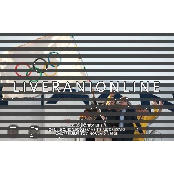 (120814) -- RIO DE JANEIRO, Aug. 14, 2012 () -- Rio de Janeiro\'s Mayor Eduardo Paes (Front L) waves the Olympic Flag at the Tom Jobim International Airport in Rio de Janeiro, Brazil, Aug. 13, 2012. The Olympic Flag arrived in Rio Monday afternoon, marking the start of preparations for the Rio 2016 Summer Olympic Games. (/Weng Xinyang) (jyc) ©photoshot/Agenzia Aldo Liverani Sas - ITALY ONLY - Arrivo all\'aeroporto internazionale Tom Jobim di Rio de Janeiro, della bandiera olimpica che segna l\'inizio dei preparativi per i Giochi olimpici estivi Olimpiadi del 2016 di Rio in Brasile, 13 Agosto 2012.