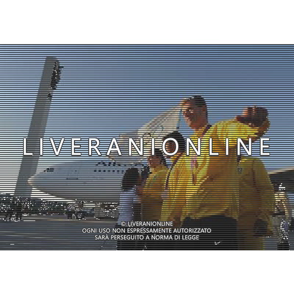 (120814) -- RIO DE JANEIRO, Aug. 14, 2012 () -- Athlete representatives arrive with the Olympic Flag at the Tom Jobim International Airport in Rio de Janeiro, Brazil, Aug. 13, 2012. The Olympic Flag arrived in Rio Monday afternoon, marking the start of preparations for the Rio 2016 Summer Olympic Games. (/Weng Xinyang) (jyc) ©photoshot/Agenzia Aldo Liverani Sas - ITALY ONLY - Arrivo all\'aeroporto internazionale Tom Jobim di Rio de Janeiro, della bandiera olimpica che segna l\'inizio dei preparativi per i Giochi olimpici estivi Olimpiadi del 2016 di Rio in Brasile, 13 Agosto 2012.