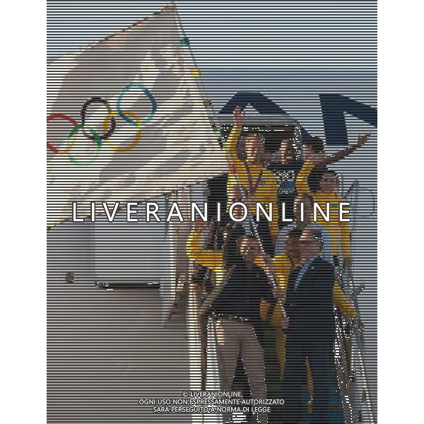 (120814) -- RIO DE JANEIRO, Aug. 14, 2012 () -- Rio de Janeiro\'s Mayor Eduardo Paes (Front L) waves the Olympic Flag at the Tom Jobim International Airport in Rio de Janeiro, Brazil, Aug. 13, 2012. The Olympic Flag arrived in Rio Monday afternoon, marking the start of preparations for the Rio 2016 Summer Olympic Games. (/Weng Xinyang) (jyc) ©photoshot/Agenzia Aldo Liverani Sas - ITALY ONLY - Arrivo all\'aeroporto internazionale Tom Jobim di Rio de Janeiro, della bandiera olimpica che segna l\'inizio dei preparativi per i Giochi olimpici estivi Olimpiadi del 2016 di Rio in Brasile, 13 Agosto 2012.