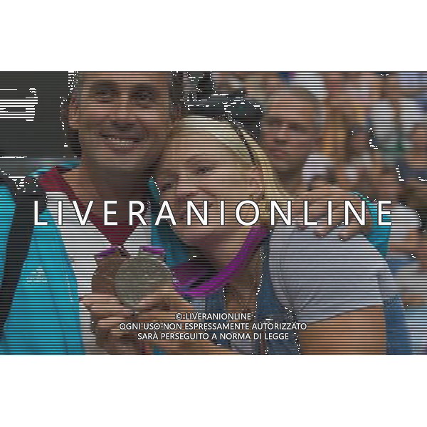 (120814) -- BUDAPEST, Aug. 14, 2012 () -- Natasa Douchev-Janics (R) who won a silver and a bronze medal at the London Olympics attends a welcoming ceremony with her husband in Budapest, capital of Hungary, on August 13, 2012. Hungarian athletes won 17 medals (8 gold, 4 silver and 5 bronze medals) in total in London 2012 Olympic Games, and finished 9th in the medal table.(/Attila Volgyi) ©photoshot/Agenzia Aldo Liverani Sas - ITALY ONLY - Cerimonia ufficiale di benvenuto degli atleti olimpici ungheresi che hanno vinto 17 medaglie (8 oro, 4 d\'argento e 5 medaglie di bronzo) alle olimpiadi, Budapest, capitale dell\'Ungheria, il 13 agosto 2012.