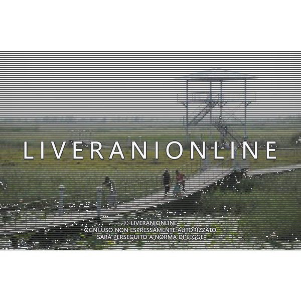 (120816) -- LUOBEI, Aug. 16, 2012 () -- Travellers visit the wetland of Dulu River nature reserve areas in Luobei County of Hegang, northeast China\'s Heilongjiang Province, Aug. 15, 2012. (/Wang Kai) (mp) ©photoshot/AGENZIA ALDO LIVERANI SAS - ITALY ONLY - Veduta panoramica della zona paludosa del Fiume Dulu con le aree naturali protette di Luobei County di Hegang, nord-est della Cina provincia di Heilongjiang, 15 agosto , 2012.
