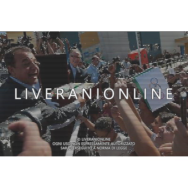 (120816) -- RIO DE JANEIRO, Aug. 16, 2012 () -- Governor of Rio de Janeiro Sergio Cabral Filho (Front L) and President of the Brazilian Olympic Committee Carlos Arthur Nuzman (Front 2nd L) shows the Olympic flag in Complexo do Alemao slum of Rio de Janeiro, Brazil, Aug. 15, 2012. A ceremony was held here to mark the arrival of the flag in Rio de Janeiro, the host city of 2016 Summer Olympic Games. (/Weng Xinyang) (jyc) ©photoshot/AGENZIA ALDO LIVERANI SAS - ITALY ONLY - Cerimonia per celebrare l\'arrivo della bandiera Olimpica a Rio de Janeiro, la citta\' ospite dei Giochi Olimpici estivi 2016, Brasile, 15 agosto, 2012.