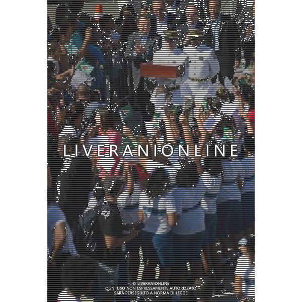 (120816) -- RIO DE JANEIRO, Aug. 16, 2012 () -- Guards carrying the Olympic flag attend the ceremony in Complexo do Alemao slum of Rio de Janeiro, Brazil, Aug. 15, 2012. A ceremony was held here to mark the arrival of the flag in Rio de Janeiro, the host city of 2016 Summer Olympic Games. (/Weng Xinyang) (jyc) ©photoshot/AGENZIA ALDO LIVERANI SAS - ITALY ONLY - Cerimonia per celebrare l\'arrivo della bandiera Olimpica a Rio de Janeiro, la citta\' ospite dei Giochi Olimpici estivi 2016, Brasile, 15 agosto, 2012.