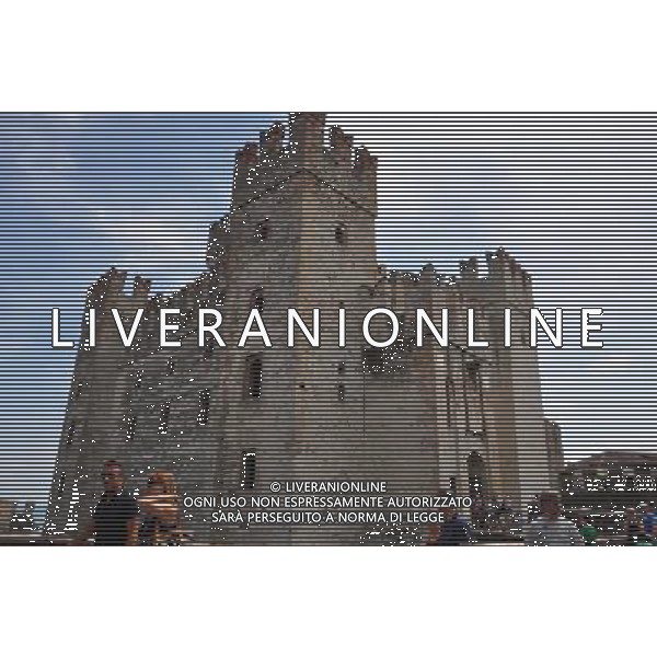 (120815) -- SIRMIONE, Aug. 15, 2012 () -- The Scaliger Castle is seen in the photo taken in Sirmione, Italy, on Aug. 12, 2012. The Scaliger Castle is located in the Italian lakeside town of Sirmione. Sirmione has a beautiful historic center which is situated on top of a small peninsula that just out into the southern portion of Lake Garda. Built in the 13th century by the Scaliger family, the Scaliger Castle is considered one of the finest examples of a medieval fortification, including a very rare fortified port. (/Song Jian) ©photoshot/Agenzia Aldo Liverani Sas - ITALY ONLY - Il Castello Scaligero di Sirmione con un bellissimo centro storico che si trova sulla cima di una piccola penisola del Lago di Garda - SIRMIONE, Italia 15 agosto 2012