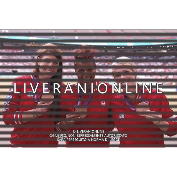 (120816) -- VANCOUVER, Aug. 16, 2012 () -- London Olympic Bronze medallist Canadian soccer players Emily Zurrer (L), Sophie Schmidt (R) and Karina LeBlanc pose for a photograph before the Vancouver Whitecaps soccer game against FC Dallas in MLS soccer action at B.C. Place Stadium, in Vancouver, Canada, on August 15, 2012. (/Sergei Bachlakov) ©photoshot/Agenzia Aldo Liverani Sas - ITALY ONLY - Le calciatrici canadesi bronzo olimpico a Londra al BC Place Stadium, a Vancouver, in Canada, il 15 agosto 2012.