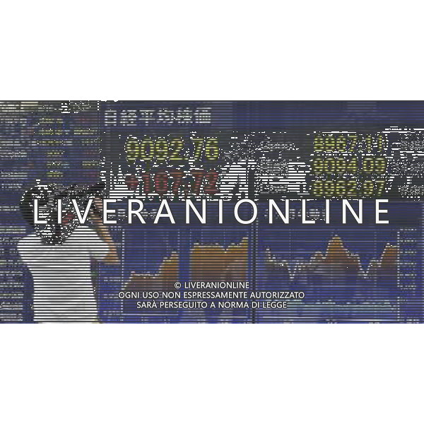 (120816) -- TOKYO, Aug. 16, 2012 () -- A cameraman focuses on an electric screen showing the stock index in Tokyo, Japan, Aug. 16, 2012. The 225-issue Nikkei Stock Average ended up 167.72 points, or 1. 88 percent, from Wednesday at 9,092.76, its highest closing since July 4. (/Kenichiro Seki) (zyw) ©PHOTOSHOT/AGENZIA ALDO LIVERANI SAS - ITALY ONLY - TABELLONE LUMINOSO CON GLI INDICI DELLA BORSA DI TOKYO IN GIAPPONE
