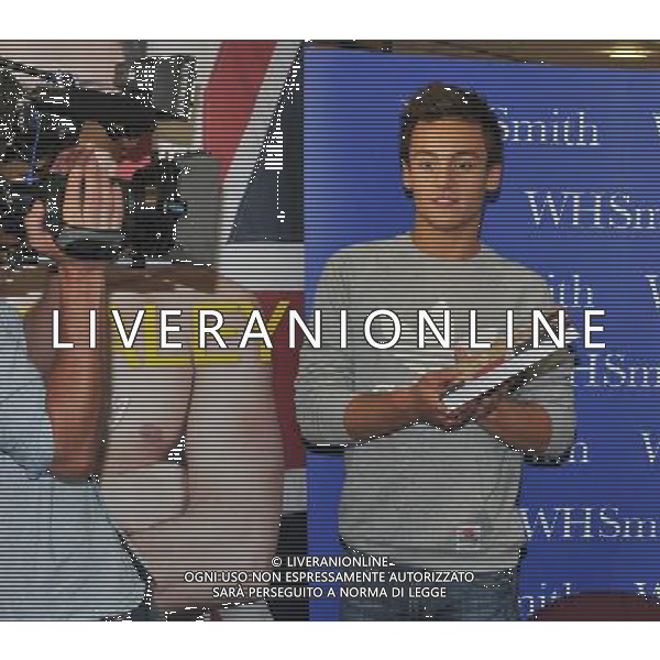  Tom Daley, Olympic diving Bronze medalist draws massive crowds to W H Smiths Criibbs Causeway Bristol, as he signs copies of his autobiography \' My Story\' . Date 17th August 2012 ©photoshot/Agenzia Aldo Liverani Sas - ITALY ONLY - Tom Daley, medaglia di bronzo campionae olimpico di immersioni mentre firma copie della sua autobiografia \'My Story\'. 17 Agosto 2012