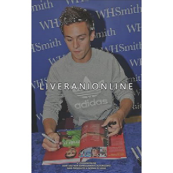  Tom Daley, Olympic diving Bronze medalist draws massive crowds to W H Smiths Criibbs Causeway Bristol, as he signs copies of his autobiography \' My Story\' . Date 17th August 2012 ©photoshot/Agenzia Aldo Liverani Sas - ITALY ONLY - Tom Daley, medaglia di bronzo campionae olimpico di immersioni mentre firma copie della sua autobiografia \'My Story\'. 17 Agosto 2012