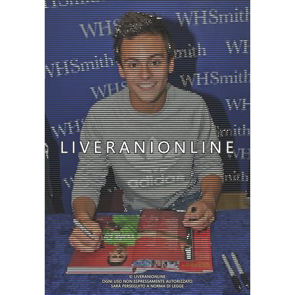  Tom Daley, Olympic diving Bronze medalist draws massive crowds to W H Smiths Criibbs Causeway Bristol, as he signs copies of his autobiography \' My Story\' . Date 17th August 2012 ©photoshot/Agenzia Aldo Liverani Sas - ITALY ONLY - Tom Daley, medaglia di bronzo campionae olimpico di immersioni mentre firma copie della sua autobiografia \'My Story\'. 17 Agosto 2012