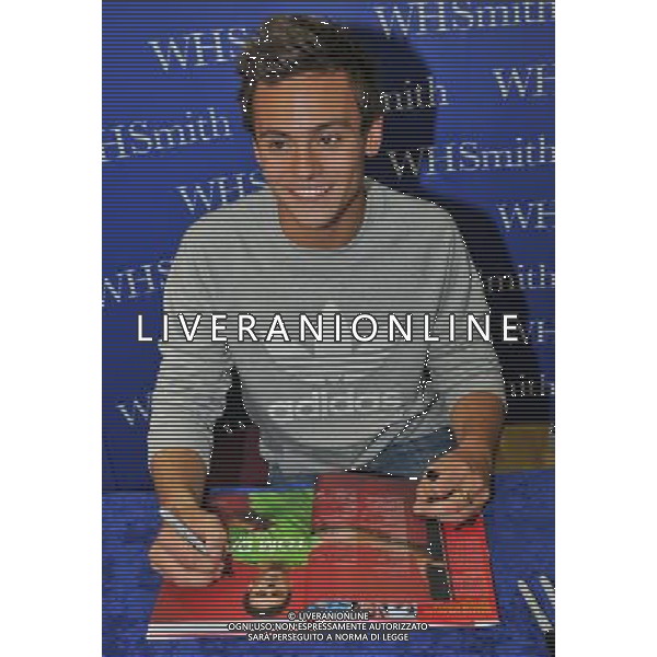  Tom Daley, Olympic diving Bronze medalist draws massive crowds to W H Smiths Criibbs Causeway Bristol, as he signs copies of his autobiography \' My Story\' . Date 17th August 2012 ©photoshot/Agenzia Aldo Liverani Sas - ITALY ONLY - Tom Daley, medaglia di bronzo campionae olimpico di immersioni mentre firma copie della sua autobiografia \'My Story\'. 17 Agosto 2012
