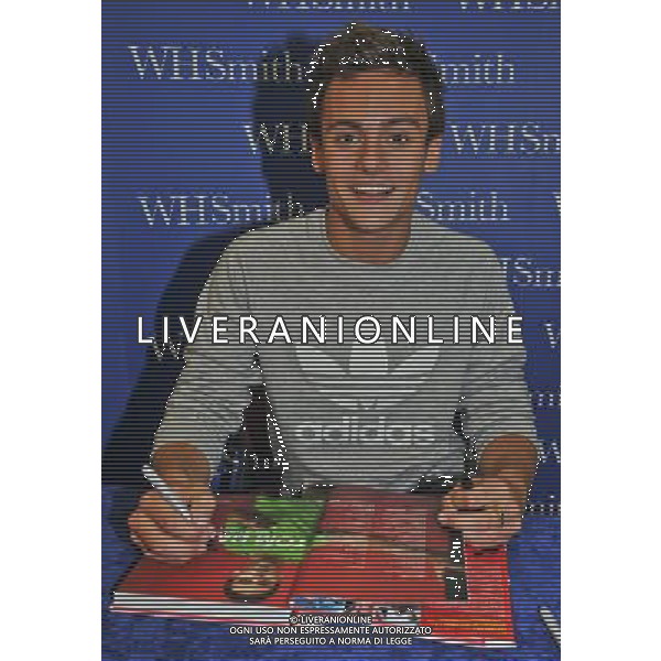  Tom Daley, Olympic diving Bronze medalist draws massive crowds to W H Smiths Criibbs Causeway Bristol, as he signs copies of his autobiography \' My Story\' . Date 17th August 2012 ©photoshot/Agenzia Aldo Liverani Sas - ITALY ONLY - Tom Daley, medaglia di bronzo campionae olimpico di immersioni mentre firma copie della sua autobiografia \'My Story\'. 17 Agosto 2012