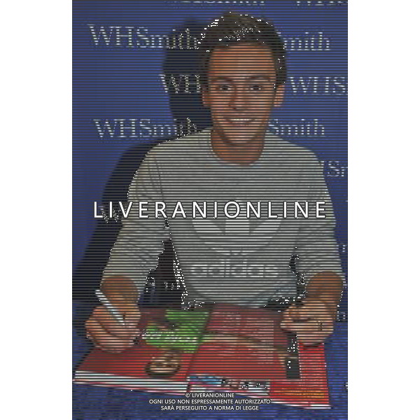  Tom Daley, Olympic diving Bronze medalist draws massive crowds to W H Smiths Criibbs Causeway Bristol, as he signs copies of his autobiography \' My Story\' . Date 17th August 2012 ©photoshot/Agenzia Aldo Liverani Sas - ITALY ONLY - Tom Daley, medaglia di bronzo campionae olimpico di immersioni mentre firma copie della sua autobiografia \'My Story\'. 17 Agosto 2012