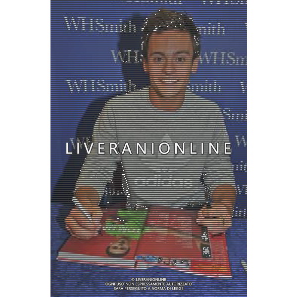  Tom Daley, Olympic diving Bronze medalist draws massive crowds to W H Smiths Criibbs Causeway Bristol, as he signs copies of his autobiography \' My Story\' . Date 17th August 2012 ©photoshot/Agenzia Aldo Liverani Sas - ITALY ONLY - Tom Daley, medaglia di bronzo campionae olimpico di immersioni mentre firma copie della sua autobiografia \'My Story\'. 17 Agosto 2012