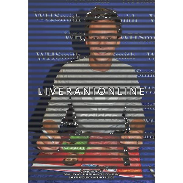  Tom Daley, Olympic diving Bronze medalist draws massive crowds to W H Smiths Criibbs Causeway Bristol, as he signs copies of his autobiography \' My Story\' . Date 17th August 2012 ©photoshot/Agenzia Aldo Liverani Sas - ITALY ONLY - Tom Daley, medaglia di bronzo campionae olimpico di immersioni mentre firma copie della sua autobiografia \'My Story\'. 17 Agosto 2012