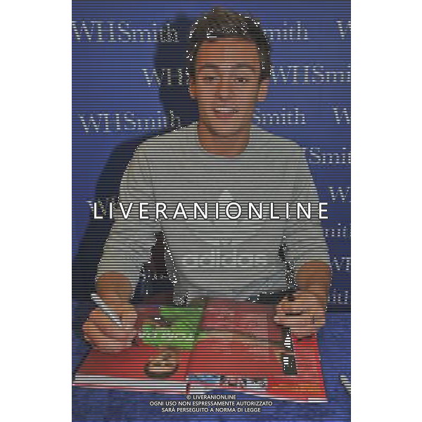  Tom Daley, Olympic diving Bronze medalist draws massive crowds to W H Smiths Criibbs Causeway Bristol, as he signs copies of his autobiography \' My Story\' . Date 17th August 2012 ©photoshot/Agenzia Aldo Liverani Sas - ITALY ONLY - Tom Daley, medaglia di bronzo campionae olimpico di immersioni mentre firma copie della sua autobiografia \'My Story\'. 17 Agosto 2012