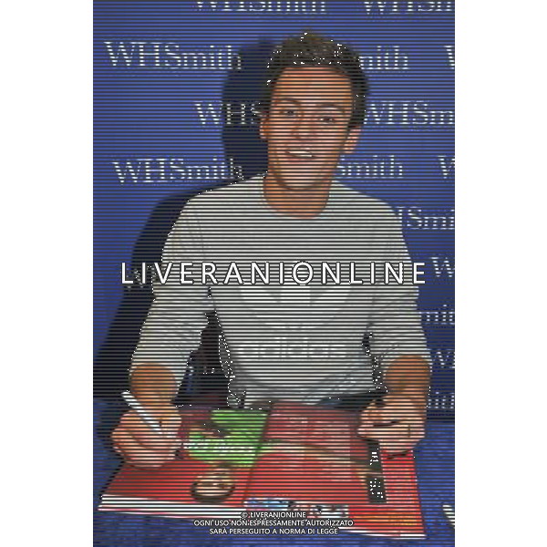  Tom Daley, Olympic diving Bronze medalist draws massive crowds to W H Smiths Criibbs Causeway Bristol, as he signs copies of his autobiography \' My Story\' . Date 17th August 2012 ©photoshot/Agenzia Aldo Liverani Sas - ITALY ONLY - Tom Daley, medaglia di bronzo campionae olimpico di immersioni mentre firma copie della sua autobiografia \'My Story\'. 17 Agosto 2012