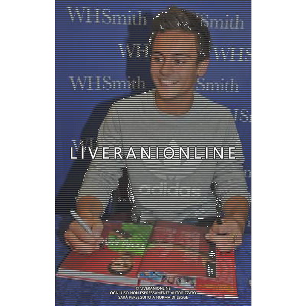  Tom Daley, Olympic diving Bronze medalist draws massive crowds to W H Smiths Criibbs Causeway Bristol, as he signs copies of his autobiography \' My Story\' . Date 17th August 2012 ©photoshot/Agenzia Aldo Liverani Sas - ITALY ONLY - Tom Daley, medaglia di bronzo campionae olimpico di immersioni mentre firma copie della sua autobiografia \'My Story\'. 17 Agosto 2012