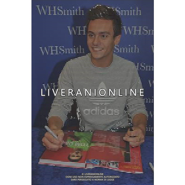  Tom Daley, Olympic diving Bronze medalist draws massive crowds to W H Smiths Criibbs Causeway Bristol, as he signs copies of his autobiography \' My Story\' . Date 17th August 2012 ©photoshot/Agenzia Aldo Liverani Sas - ITALY ONLY - Tom Daley, medaglia di bronzo campionae olimpico di immersioni mentre firma copie della sua autobiografia \'My Story\'. 17 Agosto 2012