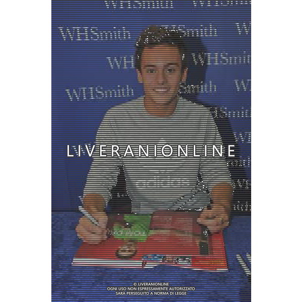  Tom Daley, Olympic diving Bronze medalist draws massive crowds to W H Smiths Criibbs Causeway Bristol, as he signs copies of his autobiography \' My Story\' . Date 17th August 2012 ©photoshot/Agenzia Aldo Liverani Sas - ITALY ONLY - Tom Daley, medaglia di bronzo campionae olimpico di immersioni mentre firma copie della sua autobiografia \'My Story\'. 17 Agosto 2012