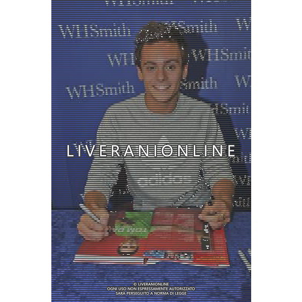  Tom Daley, Olympic diving Bronze medalist draws massive crowds to W H Smiths Criibbs Causeway Bristol, as he signs copies of his autobiography \' My Story\' . Date 17th August 2012 ©photoshot/Agenzia Aldo Liverani Sas - ITALY ONLY - Tom Daley, medaglia di bronzo campionae olimpico di immersioni mentre firma copie della sua autobiografia \'My Story\'. 17 Agosto 2012