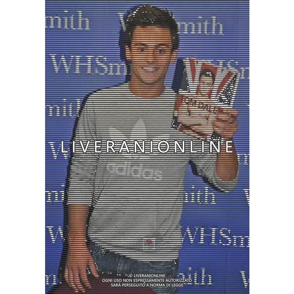  Tom Daley, Olympic diving Bronze medalist draws massive crowds to W H Smiths Criibbs Causeway Bristol, as he signs copies of his autobiography \' My Story\' . Date 17th August 2012 ©photoshot/Agenzia Aldo Liverani Sas - ITALY ONLY - Tom Daley, medaglia di bronzo campionae olimpico di immersioni mentre firma copie della sua autobiografia \'My Story\'. 17 Agosto 2012