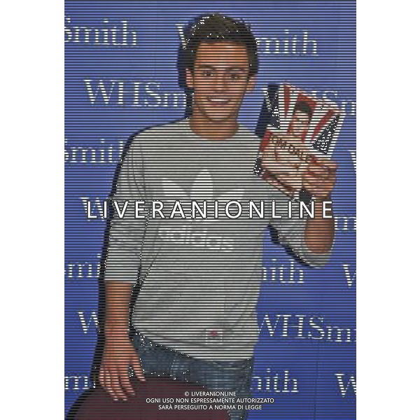 Tom Daley, Olympic diving Bronze medalist draws massive crowds to W H Smiths Criibbs Causeway Bristol, as he signs copies of his autobiography \' My Story\' . Date 17th August 2012 ©photoshot/Agenzia Aldo Liverani Sas - ITALY ONLY - Tom Daley, medaglia di bronzo campionae olimpico di immersioni mentre firma copie della sua autobiografia \'My Story\'. 17 Agosto 2012